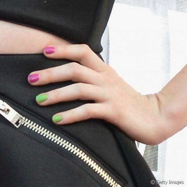 Hayley Williams decorou suas unhas alternando esmaltes rosa e verde vibrantes para prestigiar a premiação Gibson Brands AP Music Awards